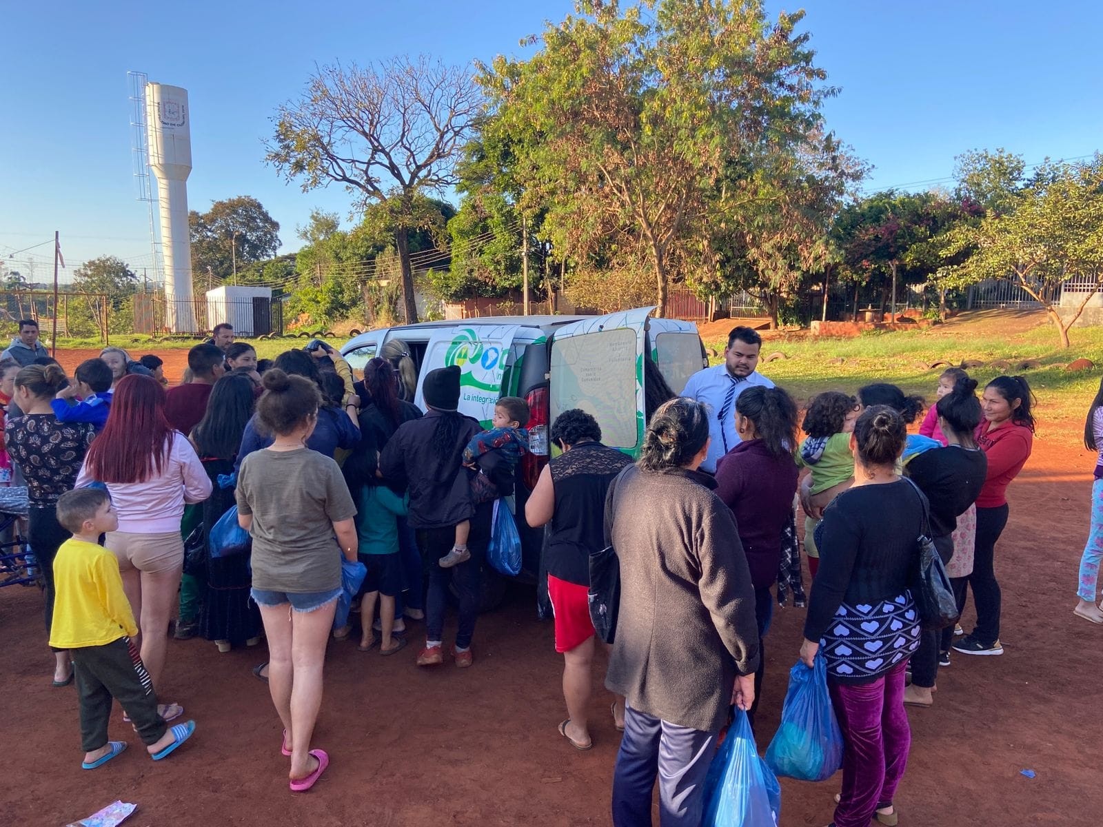 Entrega de Donaciones Gracias a los Socios por su aporte solidario. Cumpliendo con  nuestro Proyecto dale Calor al Frío. Seguiremos con la campaña ahora en especial ropas usadas y abrigos para niños falta mucho.