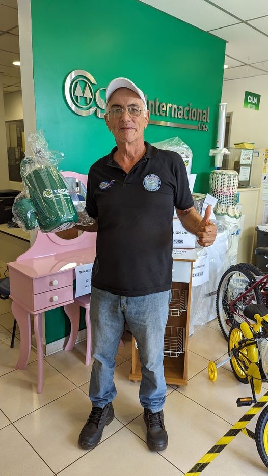 Dr Hilarion Gaona miembro del Comité de Educación de la Cooperativa recibe su premio del sorteo realizado.